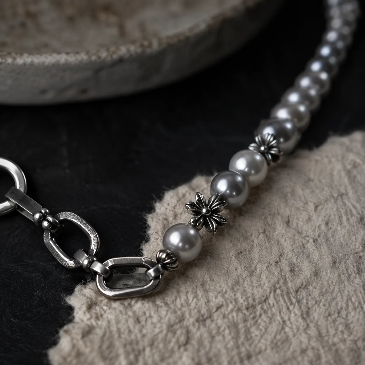 Maelory pearl necklace detail